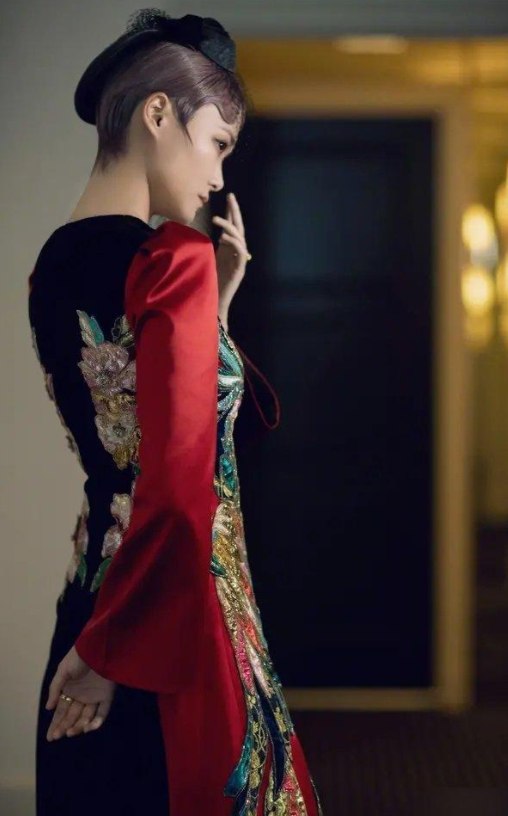 李宇春|李宇春又美出国门了，一袭刺绣高定裙尽显东方神韵，真给中国女星长脸