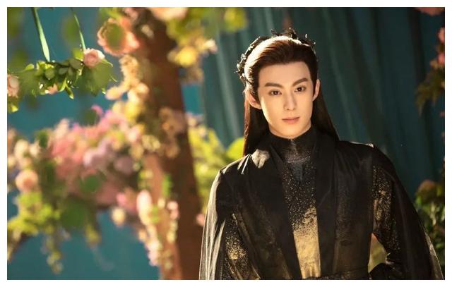 王鹤棣|打脸！狗仔曝光王鹤棣跟女友约会视频，两人甜蜜击掌3月还在一起