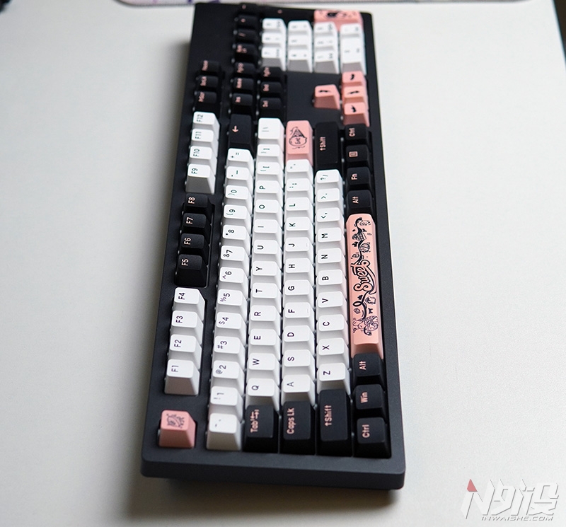 创维集团|搭载新批次天空轴V2 达尔优A104机械键盘简评