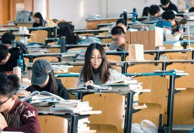 大学|大学最爱挂科的四个专业，堪称“熬夜大户”，找工作却很轻松