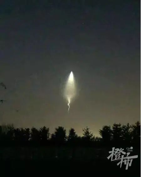 巨大发光体划破天际,数十秒后突然消失!多地网友目击的不明飞行物
