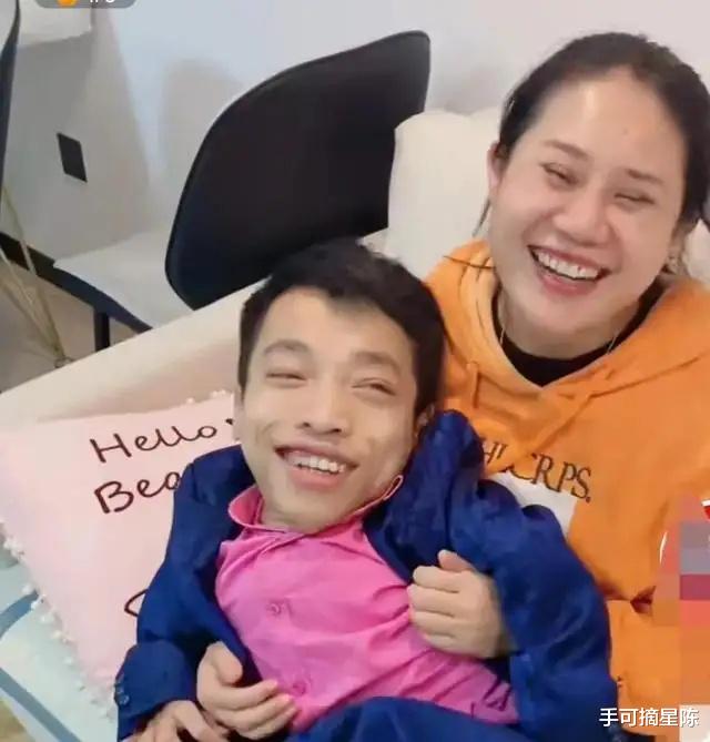 秘书|身高90厘米的李创利:白手起家攒3亿身家,娶1米7女秘书并生一子