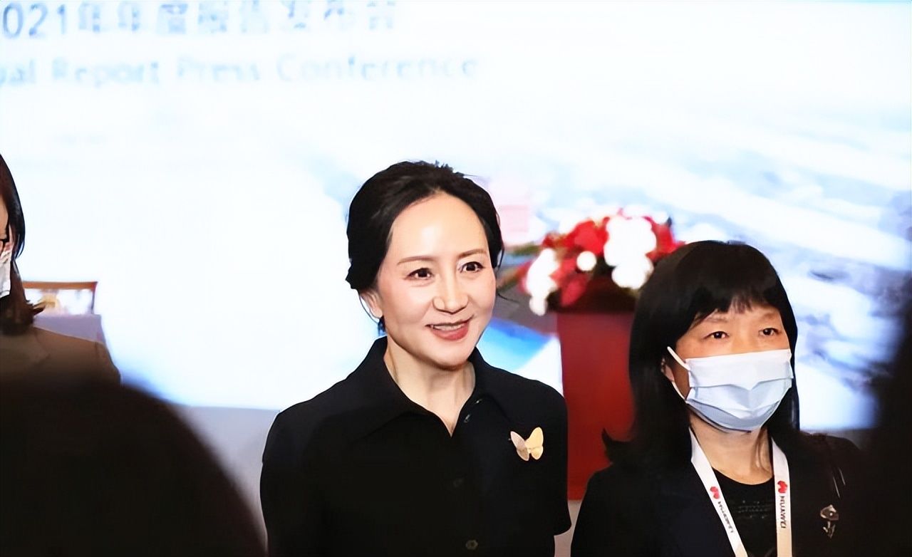 孟晚舟|50岁孟晚舟回国首次亮相，2万多黑裙惊艳全场，10万蝴蝶胸针亮了