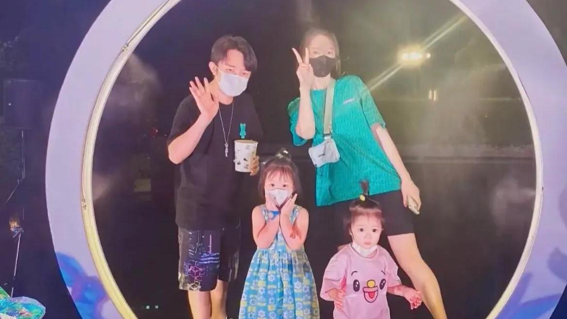 王祖蓝|王祖蓝一家四口逛中秋集市，全程逛吃太欢乐，俩女儿越来越漂亮