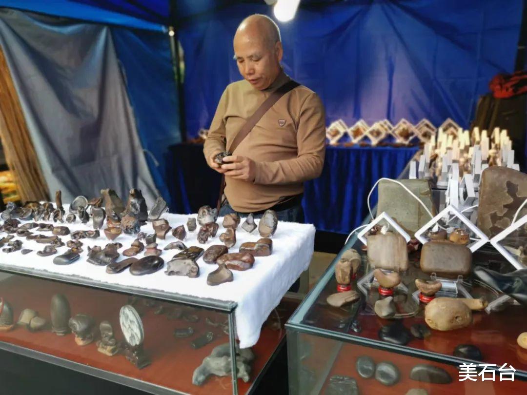 太神奇,杭州石展惊现溶洞小品石,银色玻璃皮呈现金属光泽