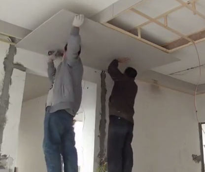 业主入住不久吊顶转角处就开裂了,才发现是工人偷工减料了!