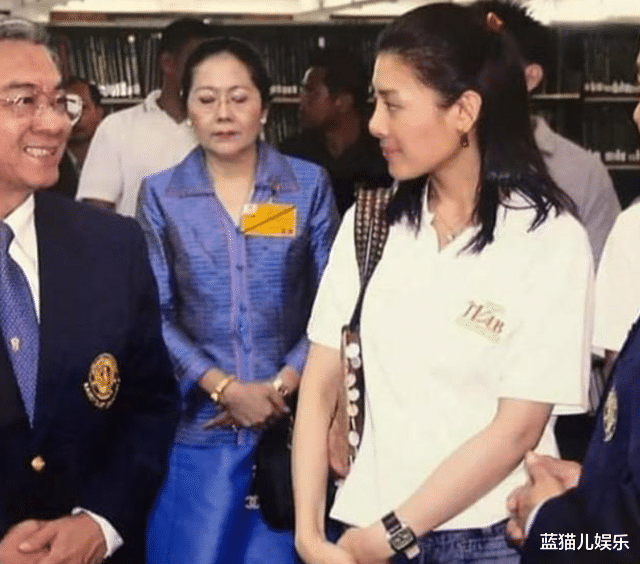 西拉米|西拉米美照惊艳出镜，俏丽容颜生图亮相，穿搭得体尽显朴素端庄