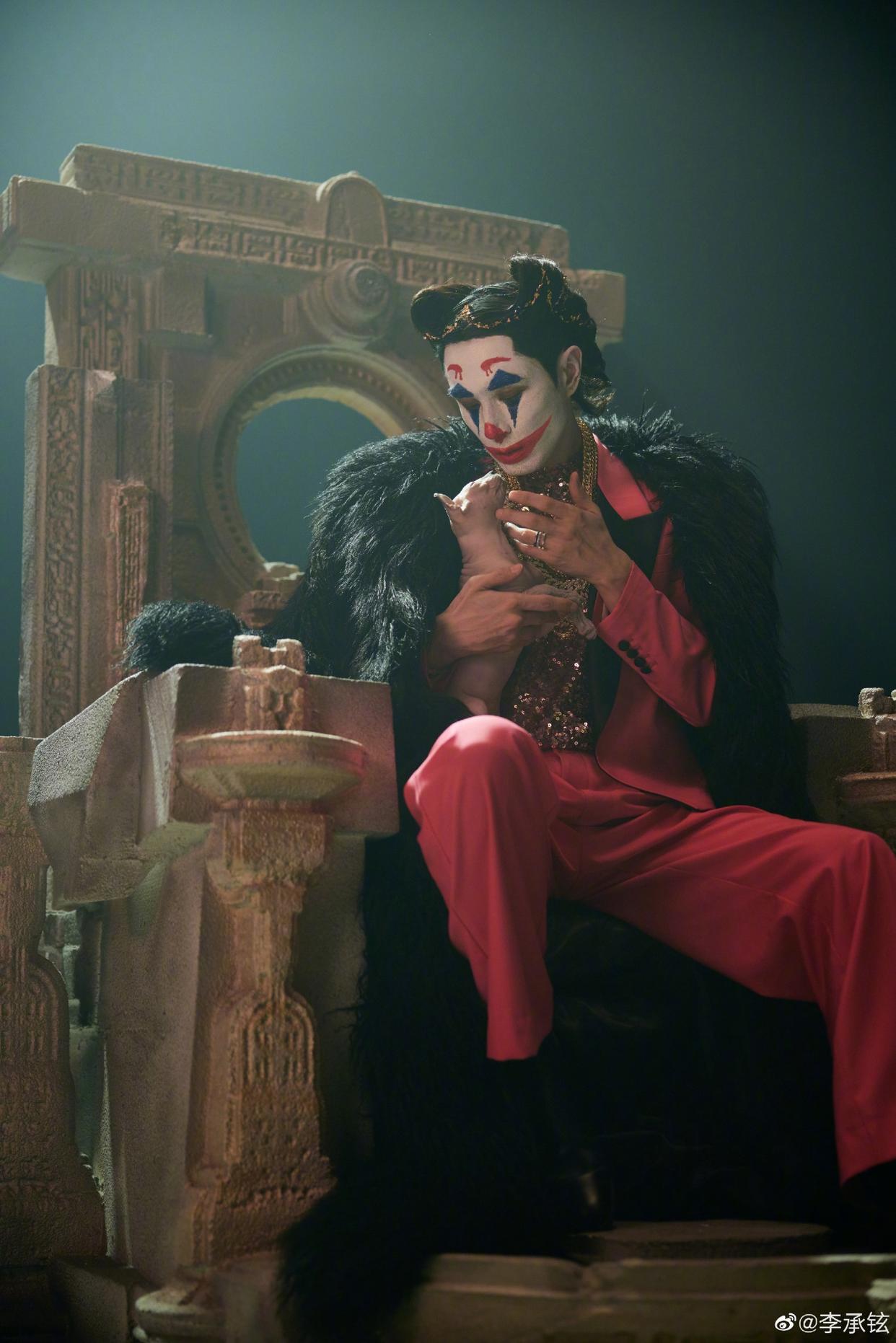 李承铉|李承铉微电影玫红西装搭配小丑妆，打破次元壁，背后暗含深意