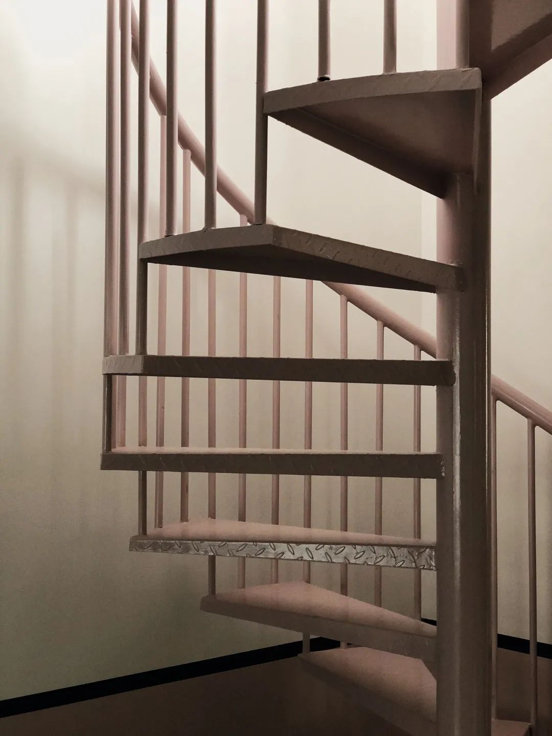 170㎡顶跃复式宅,「勃艮第红+蓝粉」分色,优雅又时髦!