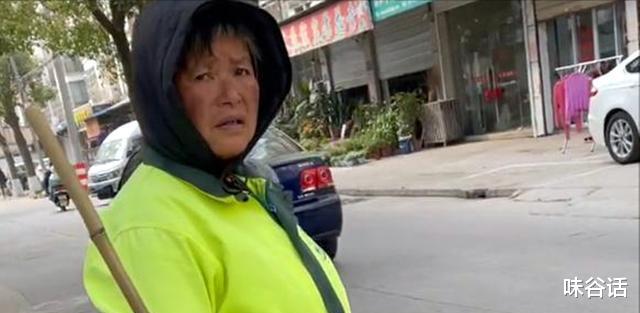 江苏省|江苏一男子野钓大丰收,在马路上如此处理鱼获,引来众人纷纷点赞