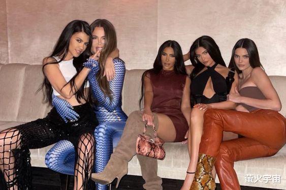 金·卡戴珊|37岁科勒·卡戴珊晒美照，银色背心撞衫凯莉·詹娜，NBA前任审美专一