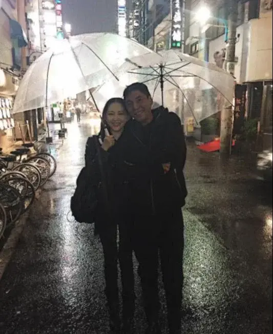 屠洪刚|屠洪刚:三妻三娃却独宠继子,母亲离世才浪子回头,如今过得如何