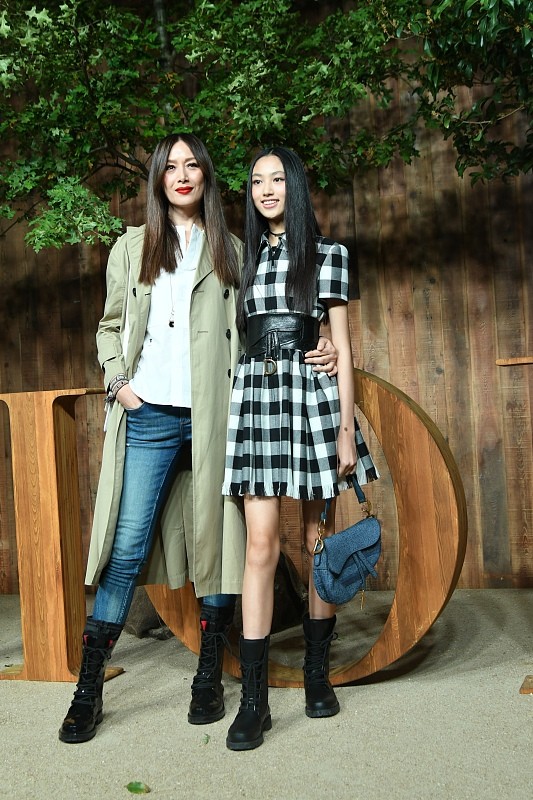 任达华的女儿虽然是00后,气质却挺成熟的,穿的裙子显高级