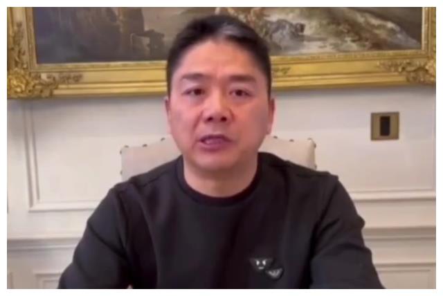 刘强东感染新冠，陪章泽天在家待产超贴心，发福明显嘴巴有点歪