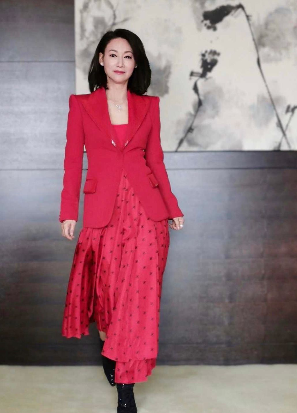 吴宣仪 62岁惠英红亲自示范：奶奶辈不留长发，不穿老年装，才能优雅到老