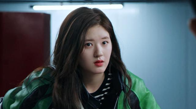 赵露思|“甜剧女主”赵露思，晒6张出游照，穿紧身衣大秀性感