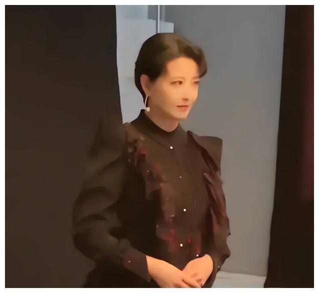 周海媚|靠美貌征服多位男神,56岁的女明星无夫无子:你怎么堕落成这样了