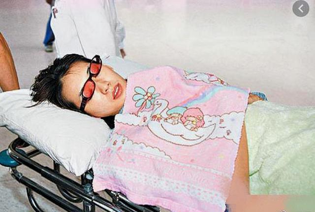 林志玲|林志玲入院开刀手术,面容憔悴喝水需人喂,老公称不生娃也可以