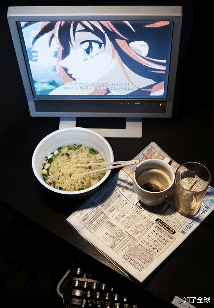 网吧|东京“网络难民”：工资不足以支付租金，只能蜷缩在2平米小隔间