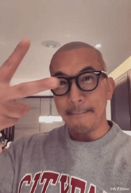 张艾嘉|小S出席活动又作妖,白色卫衣搭配短裤秀身材,可惜大腿暴露年龄