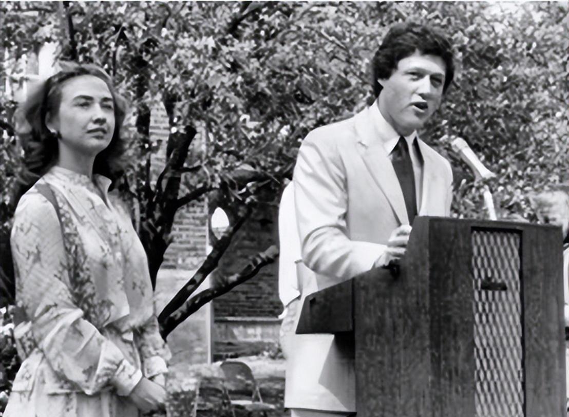 克林顿|73岁克林顿像小孩模样，希拉里发他小时候的照片送祝福，岁月匆匆