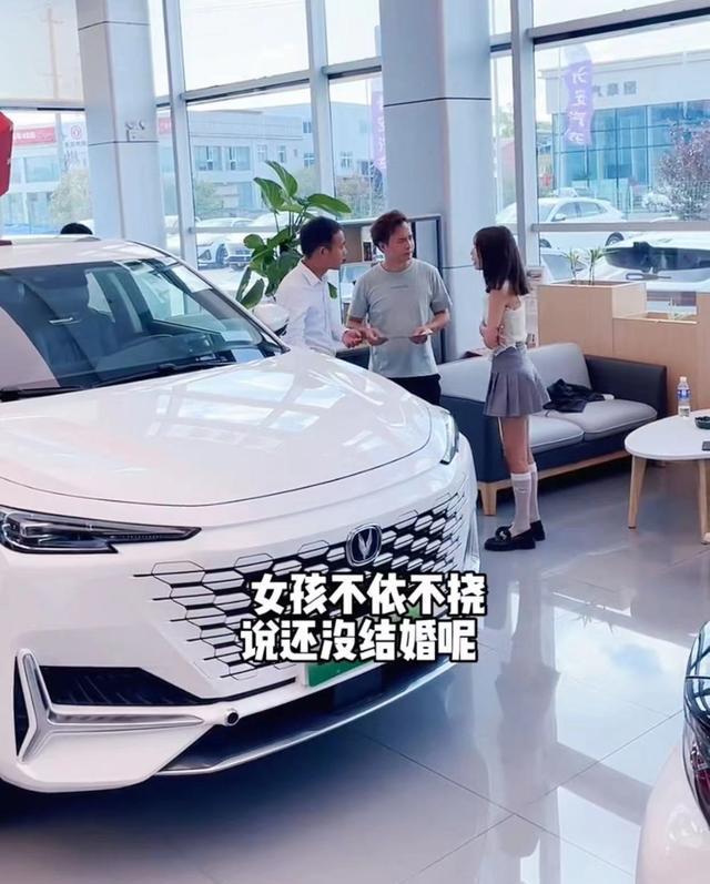 男子给未婚妻买车，却遭未婚妻打耳光，网友：这女孩娶不得