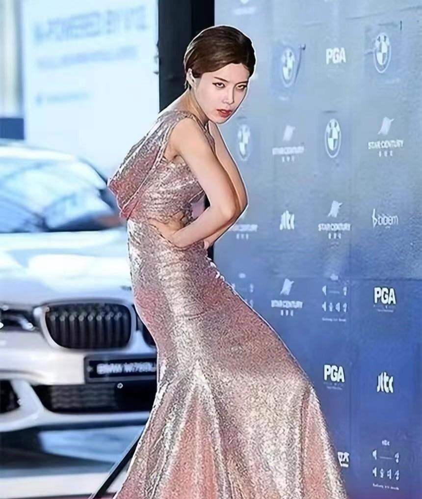 假摔|假摔，衣服滑落，红毯钉子户：明星走红毯尴尬瞬间，既搞笑又心酸