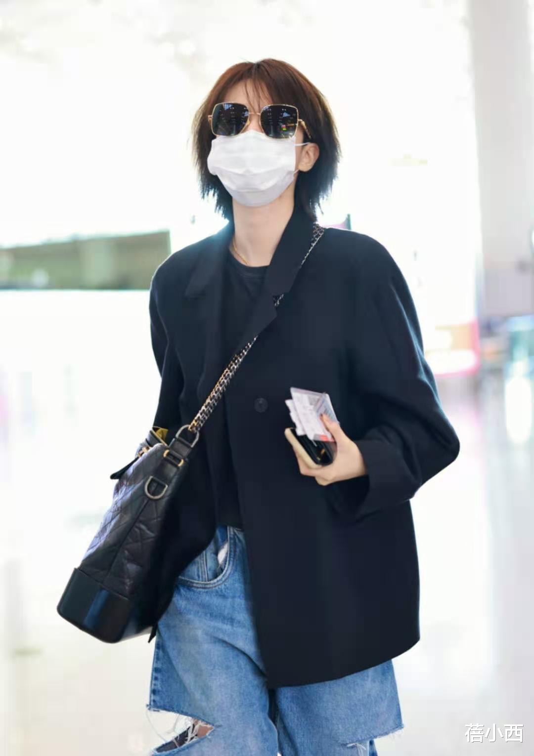 减脂 乔欣终于换了短发,穿“黑色西装”搭破洞牛仔裤,时髦简约又吸睛