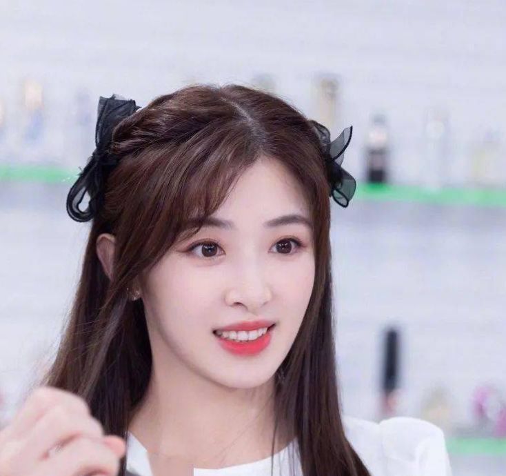 张含韵|张含韵佟梦实一起逛超市，男方表情冷淡心不在焉，与张含韵零交流