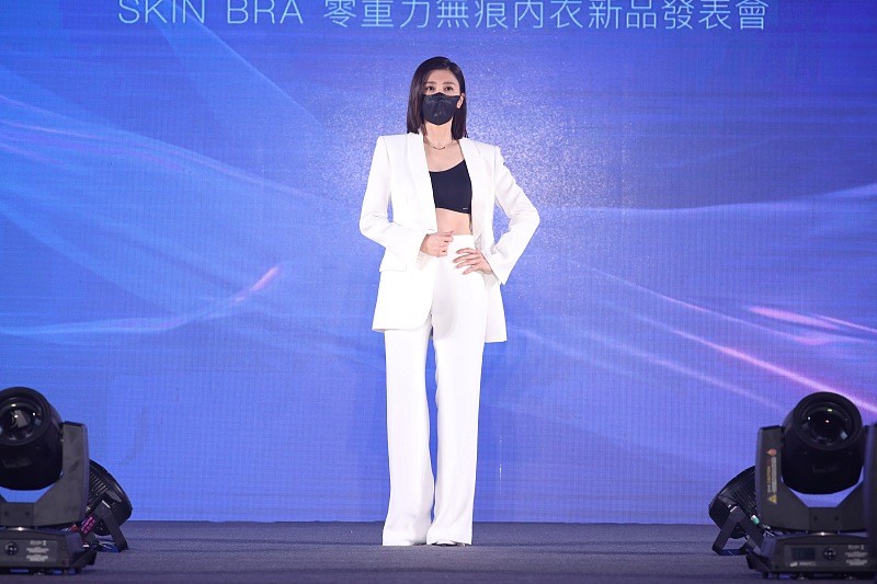 西服显瘦还减龄，尤其是贾静雯这种搭配，清爽年轻的感觉好时髦