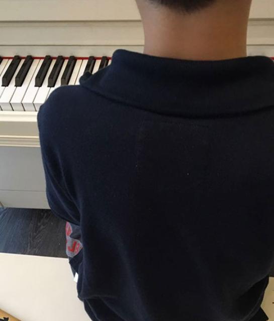 参观海清现实的豪宅,客厅做了大理石背景墙,整体装修像宫殿