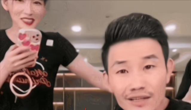 谢孟伟|“嘎子哥”谢孟伟卖牛仔裤，摸女助理大腿引热议，女孩后退显尴尬