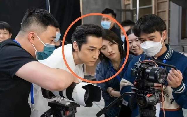 胡歌|官宣结婚后胡歌首现身，西装白领带心情巨好！和老婆同框工作照被曝出