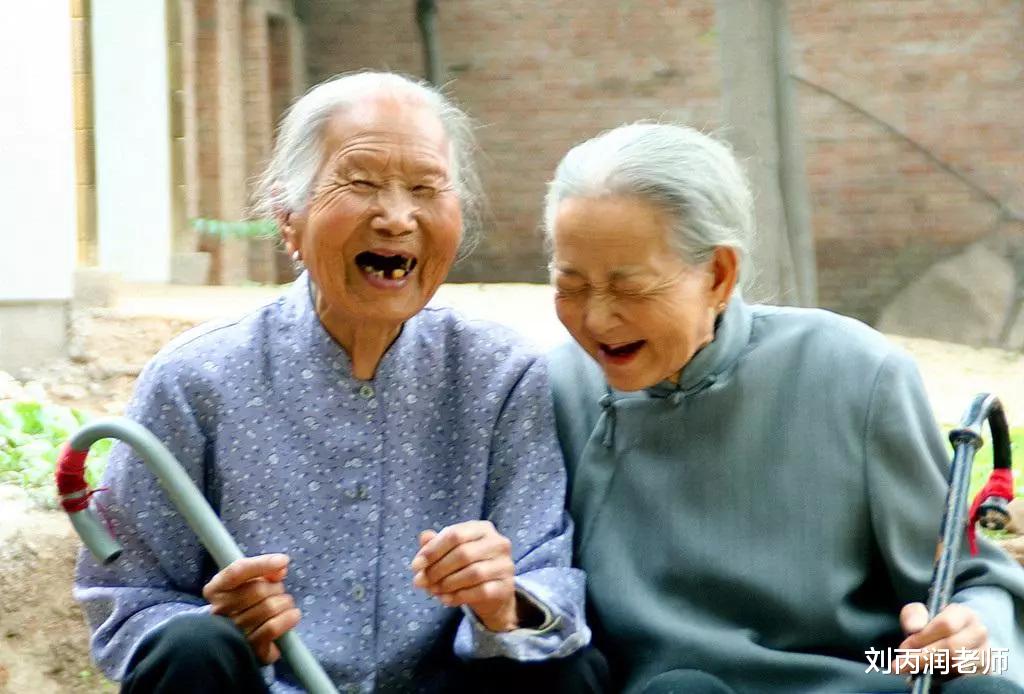 亲戚70岁，每隔两三个月来我家住一个星期，他是不是有啥问题？