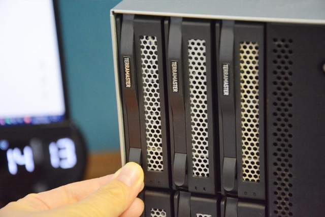 收音机|轻松管理企业数据，明星产品铁威马T9-423成中小企业数据储存首选