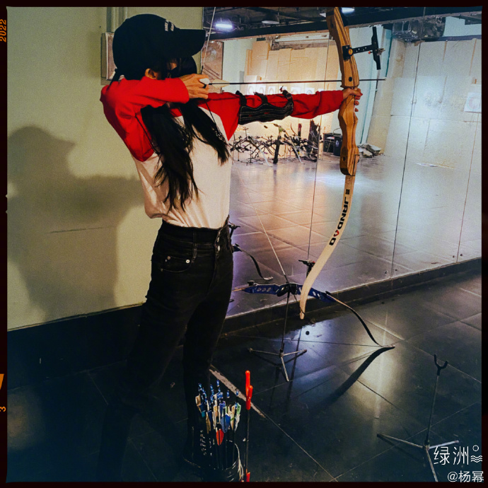 杨幂|杨幂晒射箭照，手拿弓箭姿势帅气，一条高腰紧身裤展现完美好身材