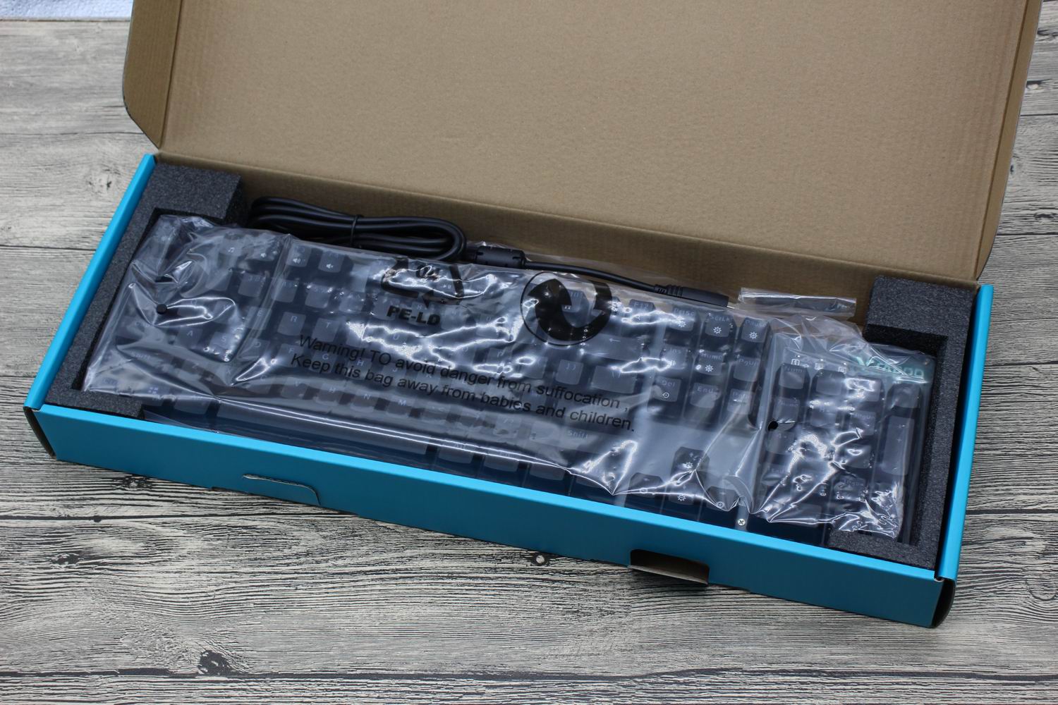 灯光炫酷，尘水不侵：雷柏V520防水幻彩RGB背光机械键盘评测