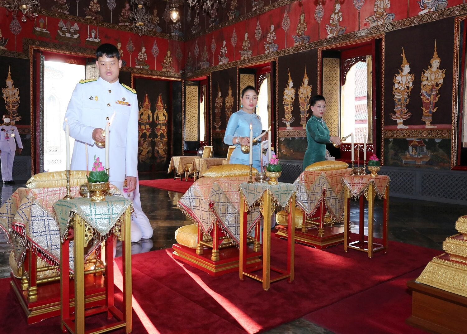 苏提达|泰王的儿子女儿齐亮相！大公主挽着提帮功太有爱，小公主只顾臭美