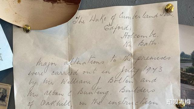 英国男子翻新房子,拆开墙面,发现一个47年前的时间胶囊