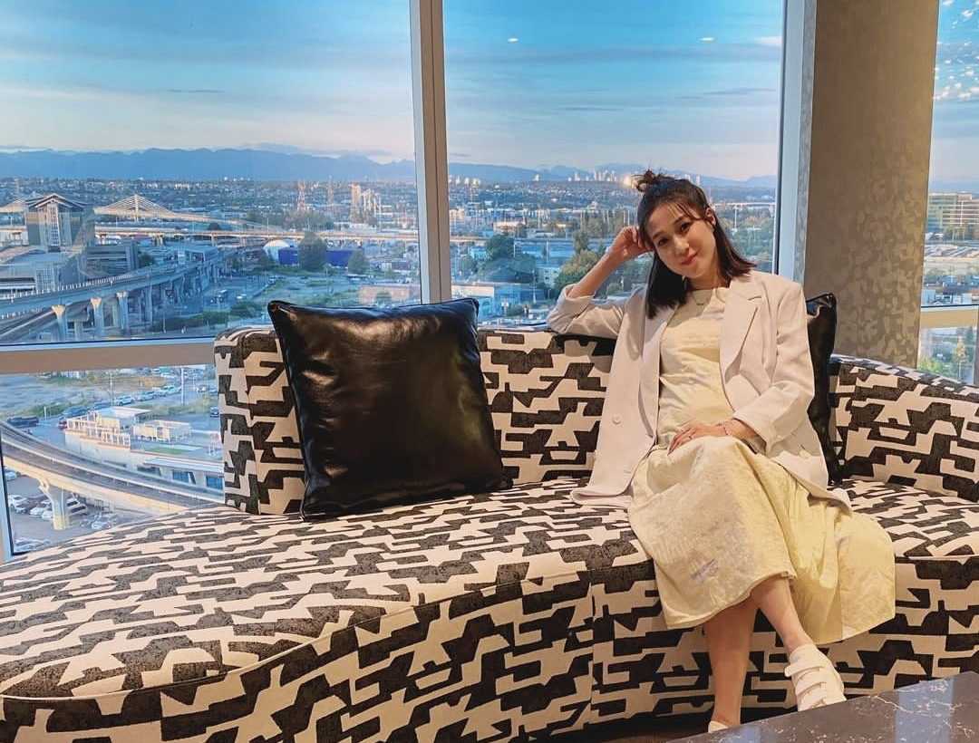 姐姐|钟嘉欣与51岁丈夫带儿女出游，一家四口穿亲子装，共住豪华酒店