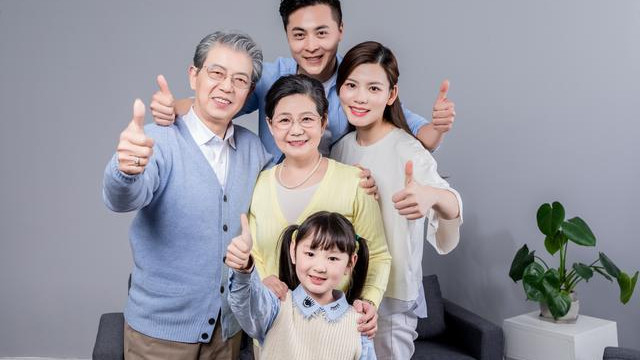 到女儿家看外孙，女婿下班买了3个甜瓜，丈母娘看到后连夜走了