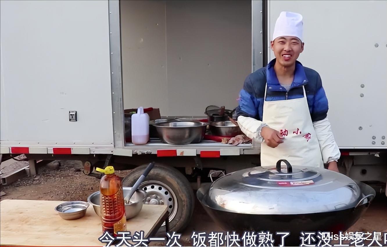 网红男为骗取流量,免费给空巢老人做饭吃,还设计剧本让老人下跪