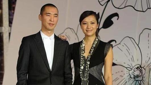 穿衣搭配 徐静蕾又黑又壮，熟女风打扮瞬间老10岁！