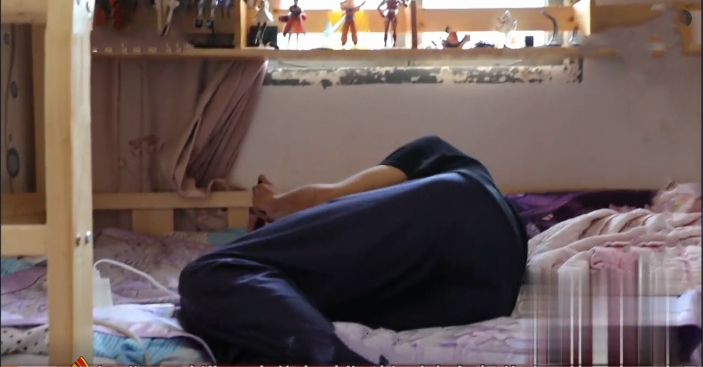 24㎡一室一厅,为保全儿子隐私,夫妻俩睡进厨房!