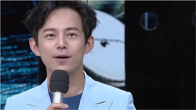 何炅|“人走茶凉”何炅:勇揭露娱乐圈黑幕,疑遭资本报复?