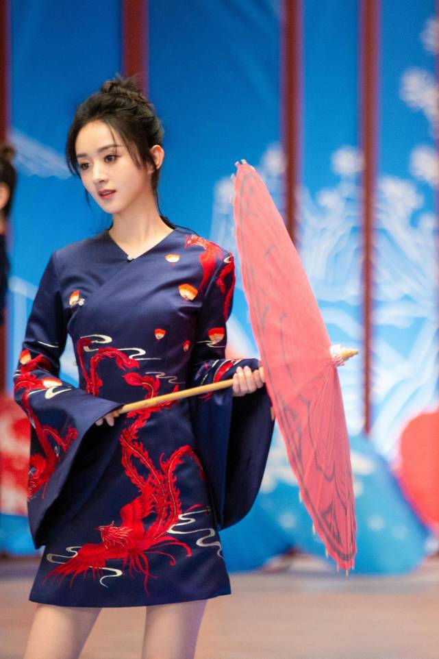 杨紫|杨紫和好兄弟邓伦拍广告大片，相比赵丽颖同款，这对拍摄深得人心