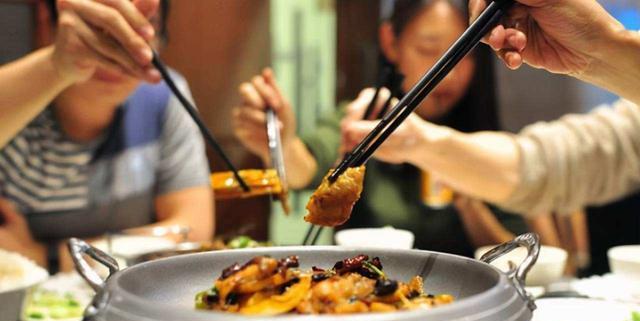 女生在山东男友家分桌进餐引热议:男桌好酒好菜,女桌先上主食?