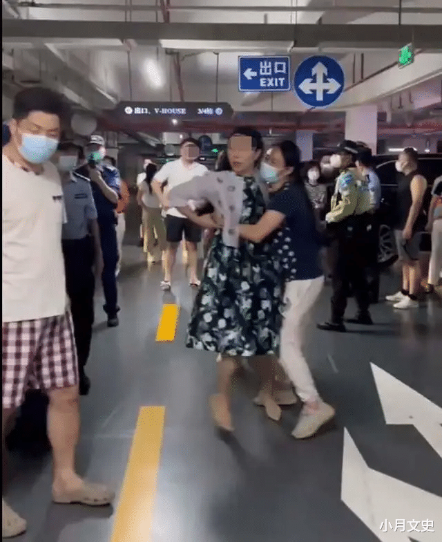 深圳女车主50辆宾利堵车后续,车位权归属确定。网友:炫富过头了