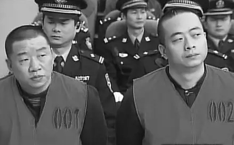 2009年重庆大佬深夜遇害,嫌犯落网后痛快认罪,民警:你充啥好汉