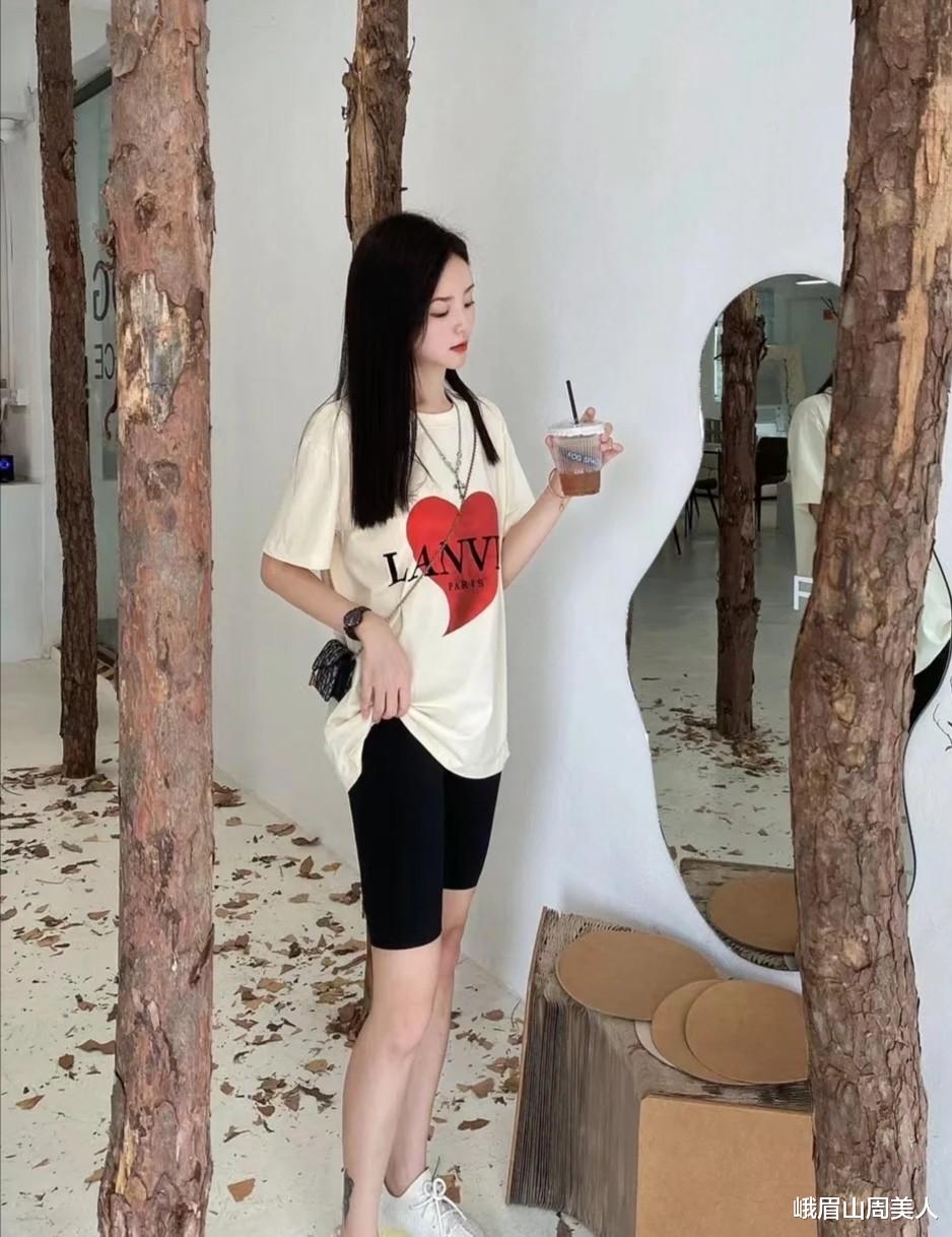 今年火了一种穿法叫：“T恤+无痕裤”，显瘦时髦，明星潮人都在穿